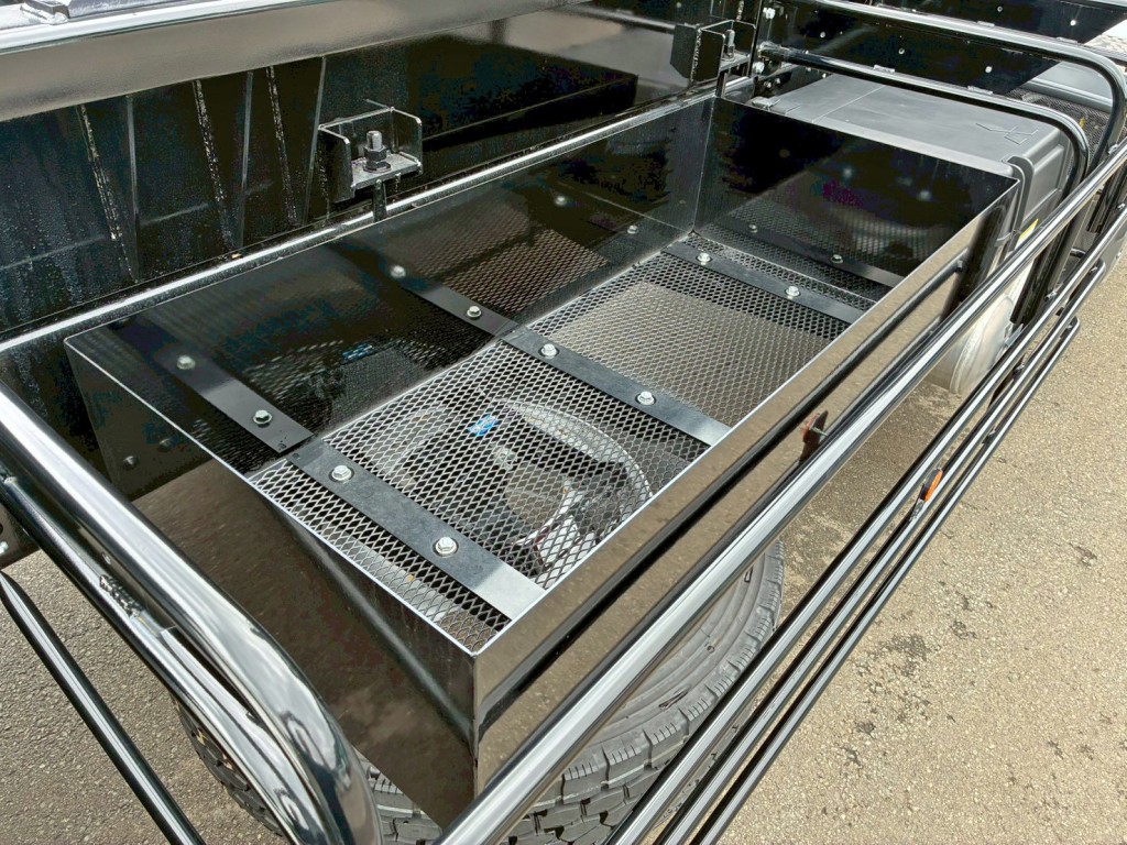 運転席側中央部にりん木入れが付いています。|三菱 スーパーグレート 2PG-FV80VZの写真11