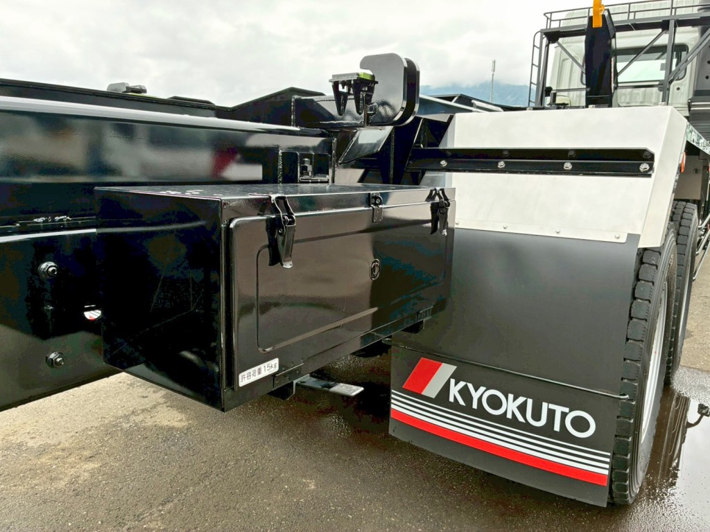 運転席側後方に工具箱が付いています。|三菱 スーパーグレート 2PG-FV80VZの写真12