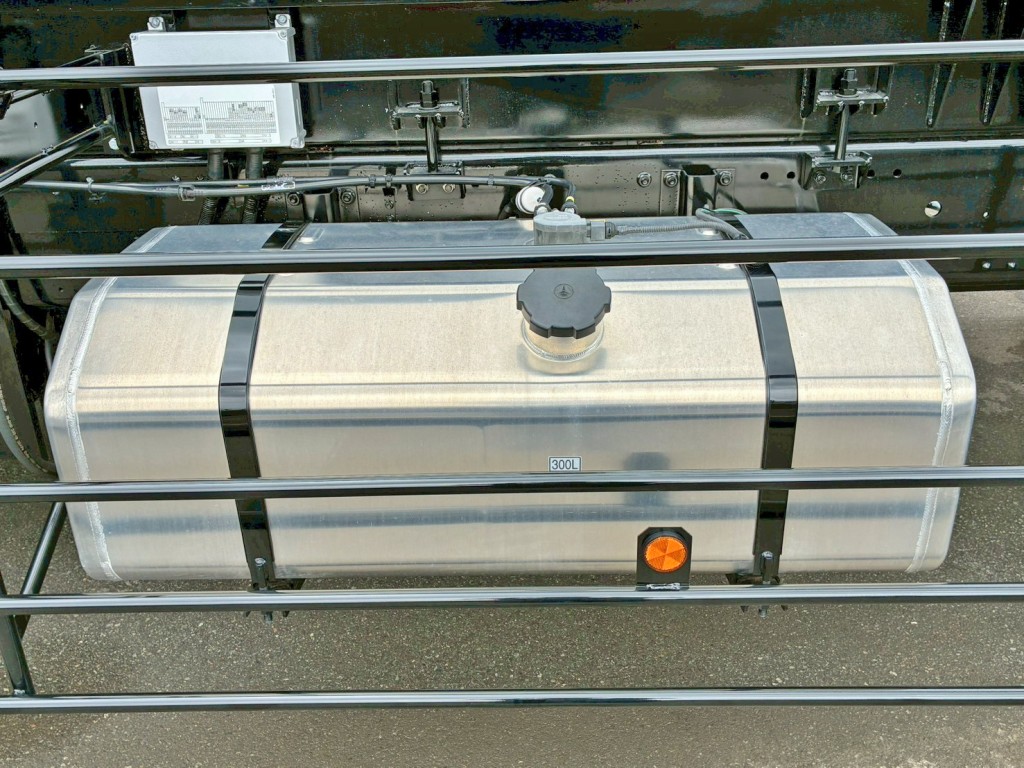 燃料タンクは300Lアルミ製です。|三菱 スーパーグレート 2PG-FV80VZの写真16