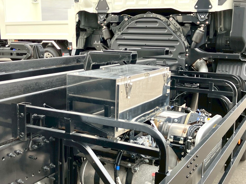 運転席側に工具箱が付いています。|日野 プロフィア 2DG-FS1AHEの写真19