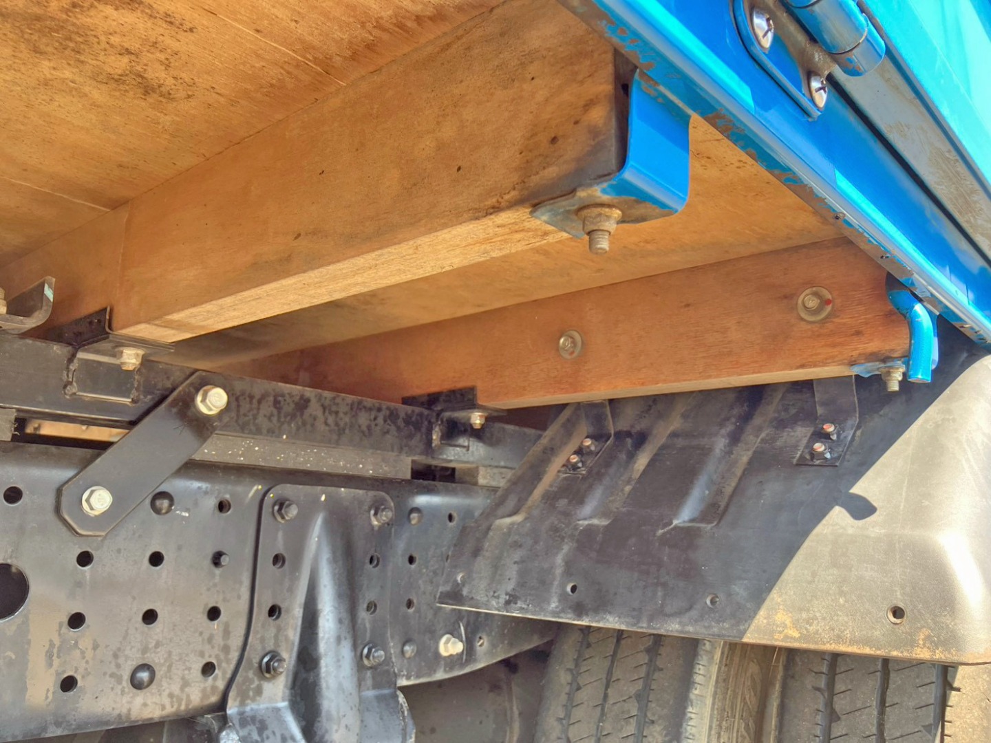 シャーシとネタの状態です。(縦ネタ 鉄製 横ネタ 木製です)|三菱 キャンター 2RG-FBAV0(2WD)の写真6
