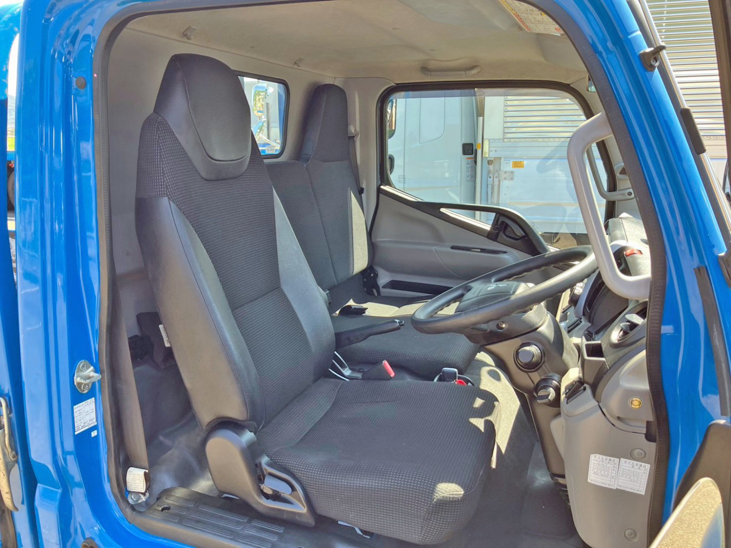 乗車定員は3名です。|三菱 キャンター 2RG-FBAV0(2WD)の写真7