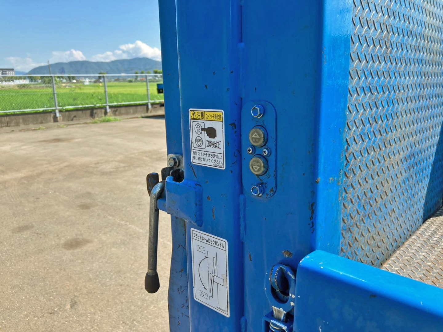パワーゲートの操作スイッチが左右後方に付いています。(運転席側)|三菱 キャンター 2RG-FBAV0(2WD)の写真14