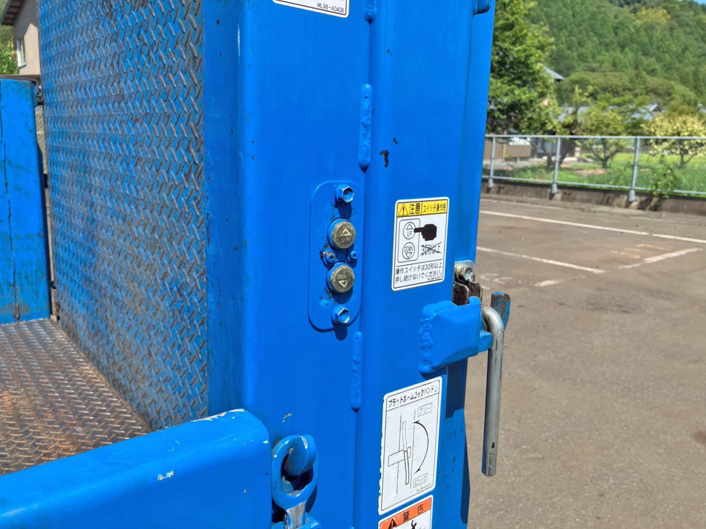 パワーゲートの操作スイッチが左右後方に付いています。(助手席側)|三菱 キャンター 2RG-FBAV0(2WD)の写真15