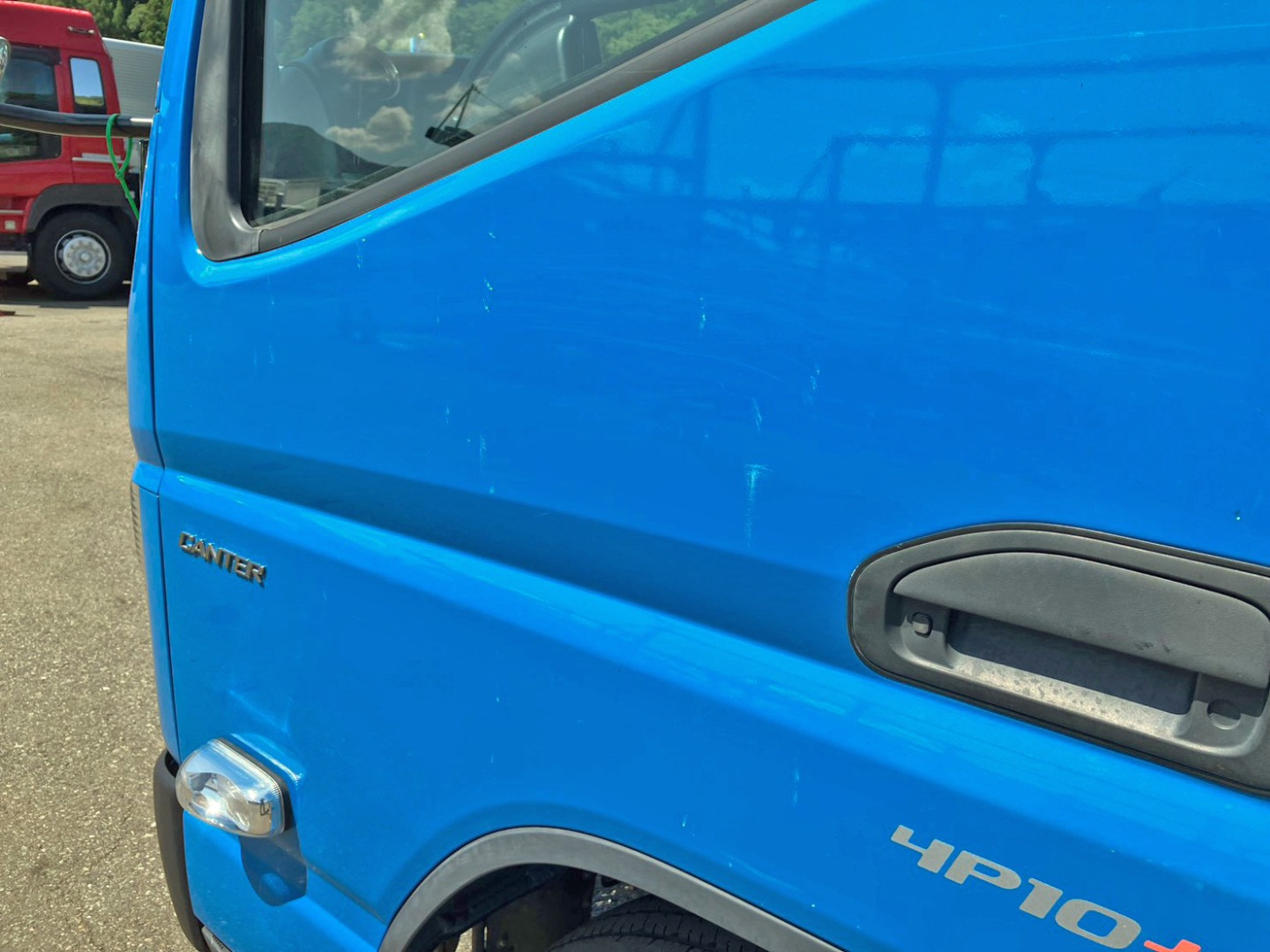 助手席側ドアにキズがあります。|三菱 キャンター 2RG-FBAV0(2WD)の写真18