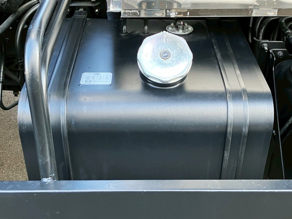 燃料タンクは100Lです。|日野 レンジャー 2PG-FE2ACAの写真17
