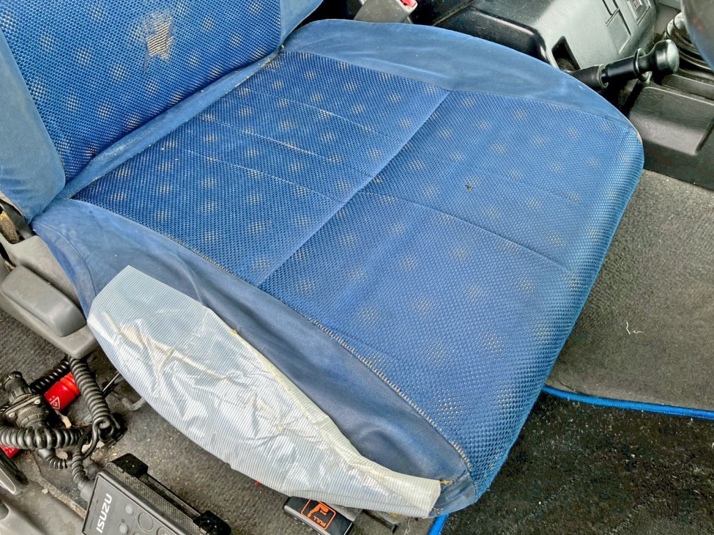 運転席座面にヘタリ・破れがあります。|いすゞ ギガ LKG-CYJ77Aの写真8