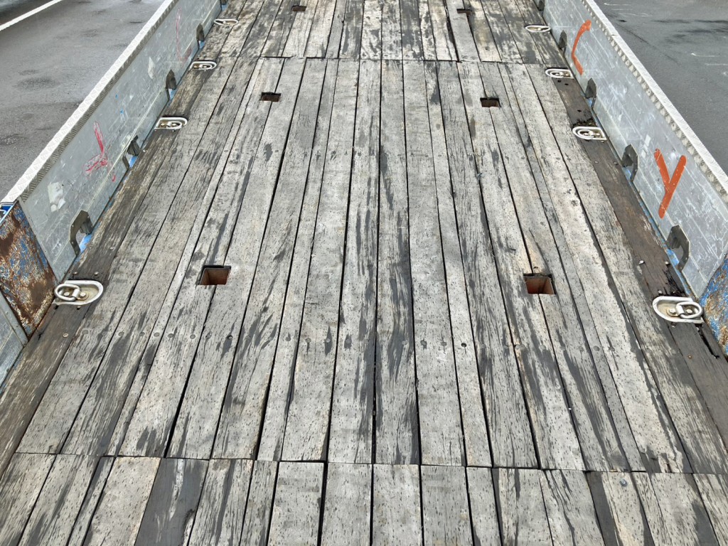 床板中央の状態です。|いすゞ ギガ LKG-CYJ77Aの写真11