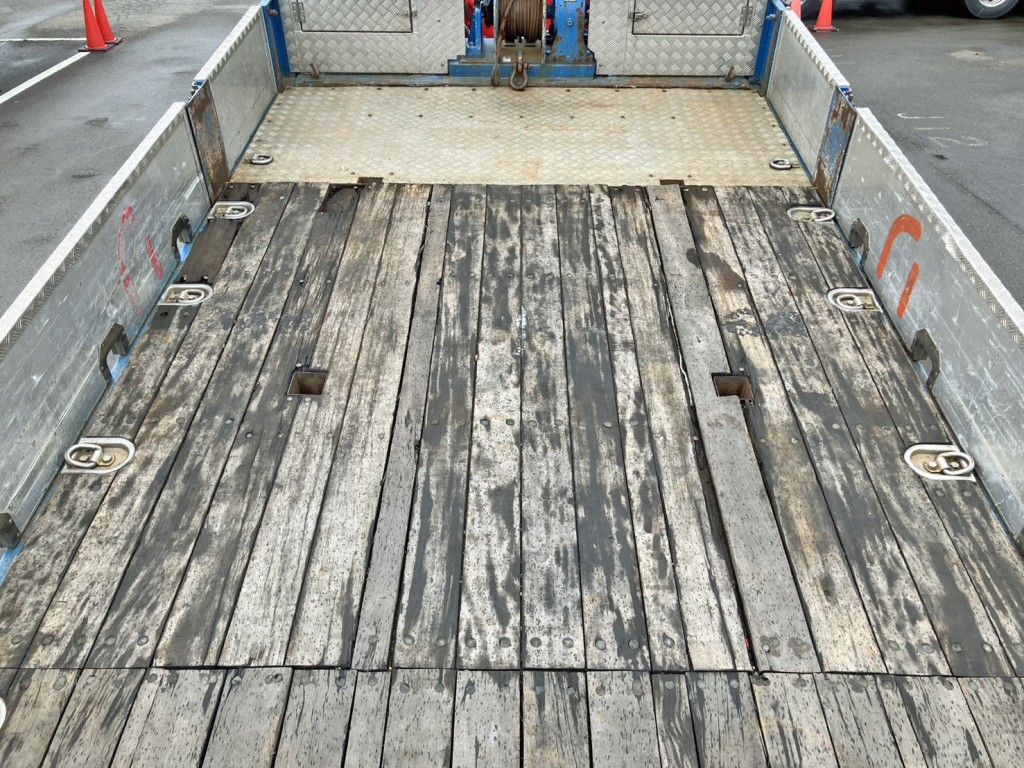 床板前方の状態です。|いすゞ ギガ LKG-CYJ77Aの写真12