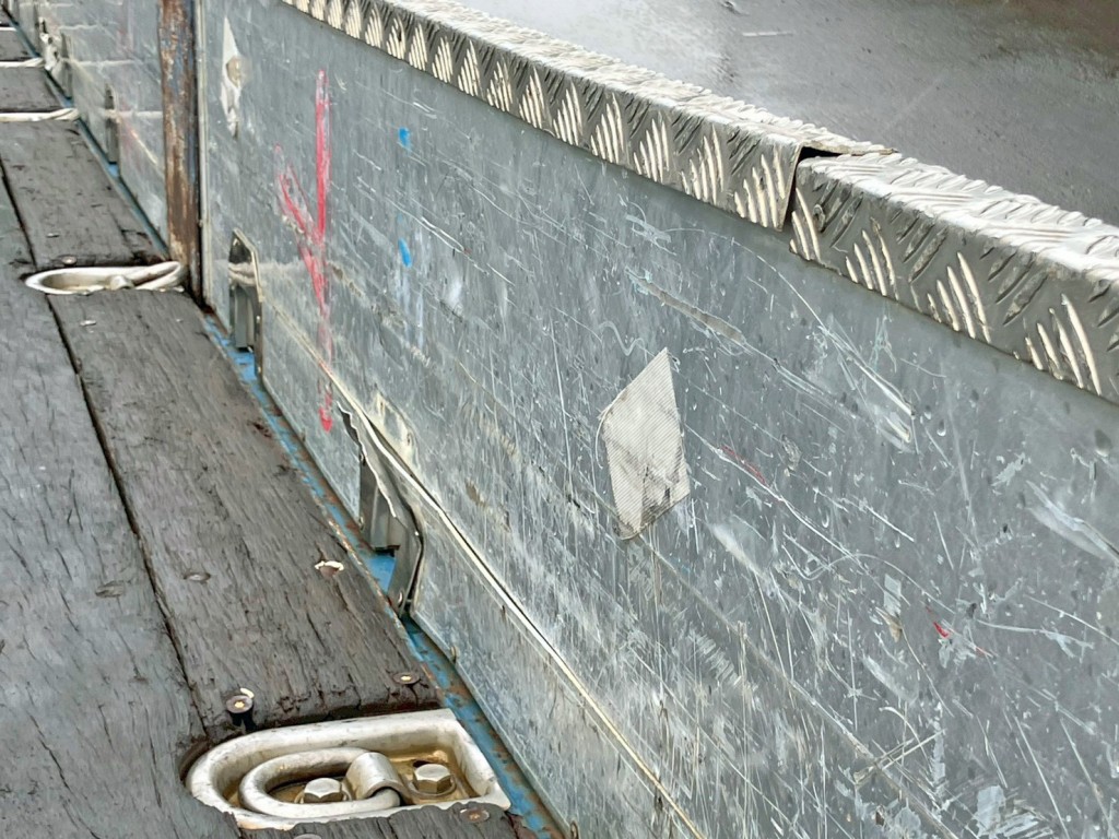 助手席側アオリ前方の縞板アルミに歪みがあります。|いすゞ ギガ LKG-CYJ77Aの写真14