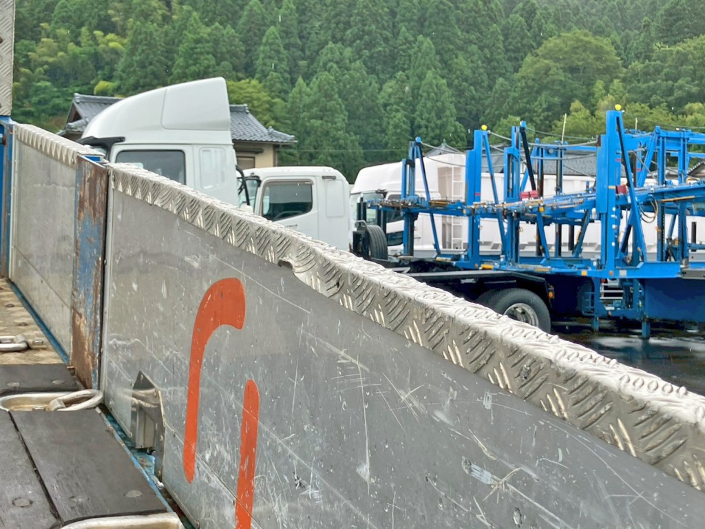 運転席側アオリ前方に歪みがあります。|いすゞ ギガ LKG-CYJ77Aの写真16