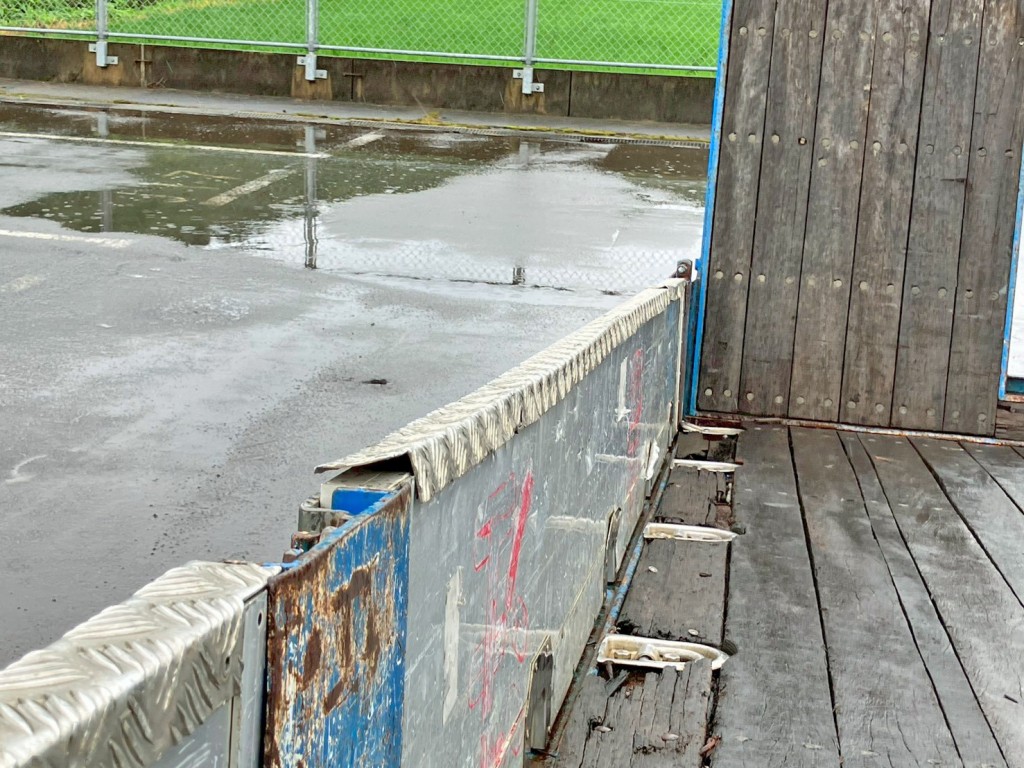 運手席側アオリ後方の縞板アルミに歪みがあります。|いすゞ ギガ LKG-CYJ77Aの写真18