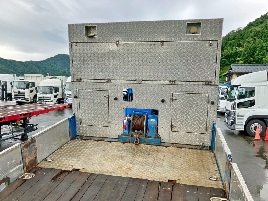 ウインチ付きです。(プロテクターに縞板アルミが張られています)|いすゞ ギガ LKG-CYJ77Aの写真19