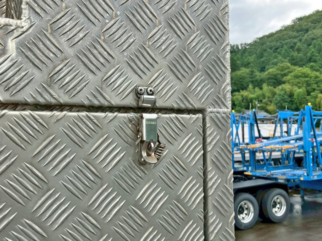 上部物入れ運転席側のロックが不良です。|いすゞ ギガ LKG-CYJ77Aの写真24