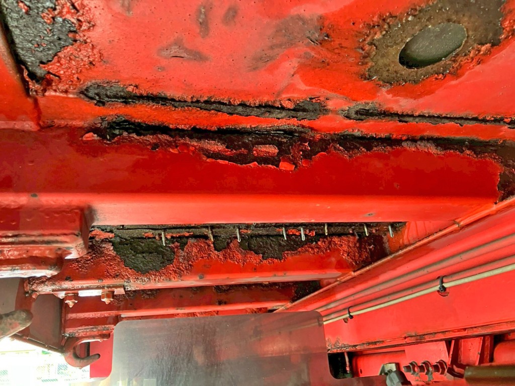 運転席側前方の横ネタに腐食・穴あきがあります。|いすゞ ギガ LKG-CYJ77Aの写真30