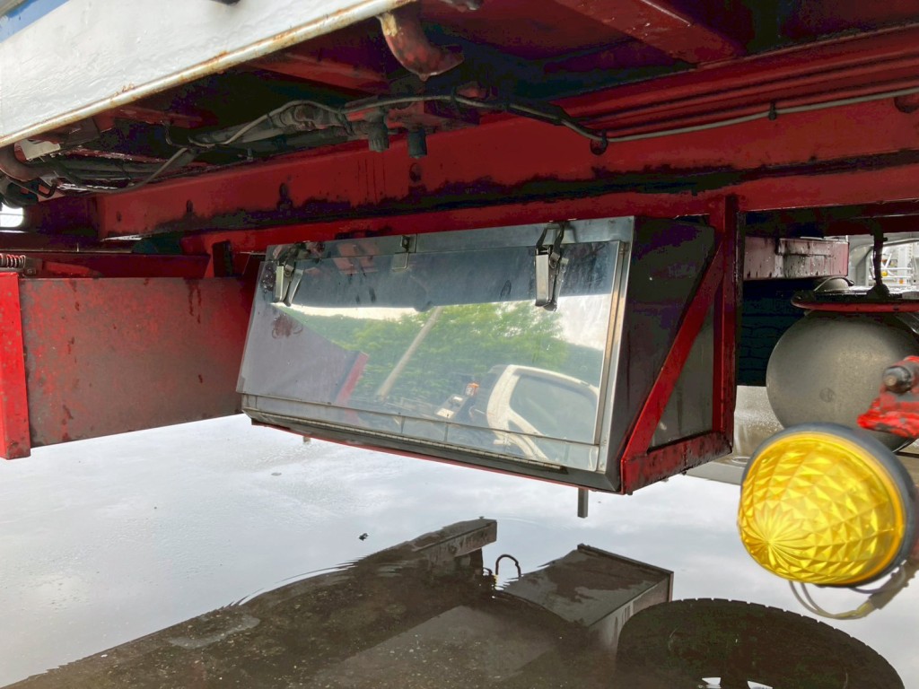 ボディー運転席側後方にステンレス製の工具箱が付いています。|いすゞ ギガ LKG-CYJ77Aの写真36