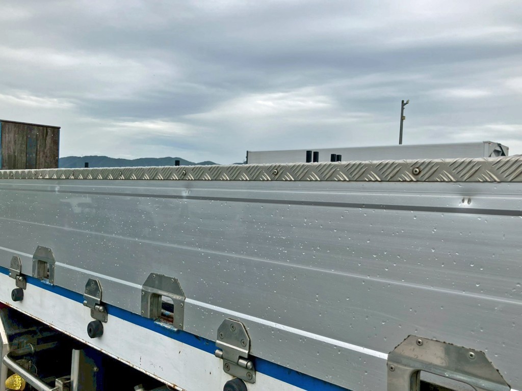 運転席側アオリ中央部にヘコミがあります。|いすゞ ギガ LKG-CYJ77Aの写真40