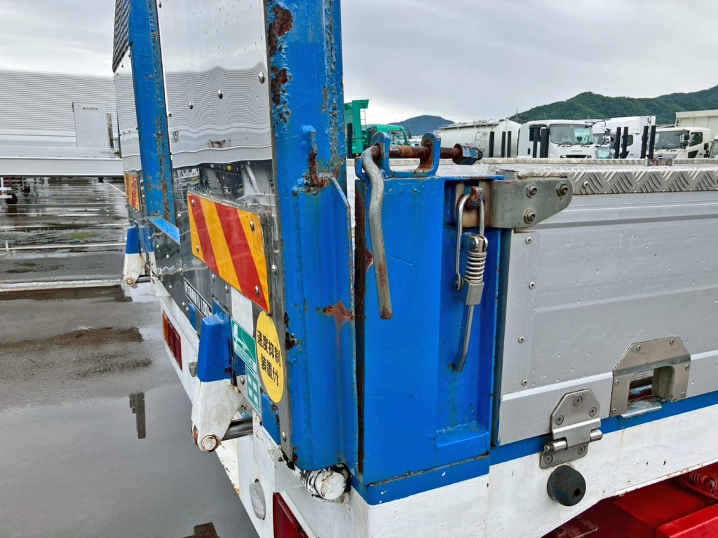 自動歩みの運転席側ロックが欠損しています。|いすゞ ギガ LKG-CYJ77Aの写真41