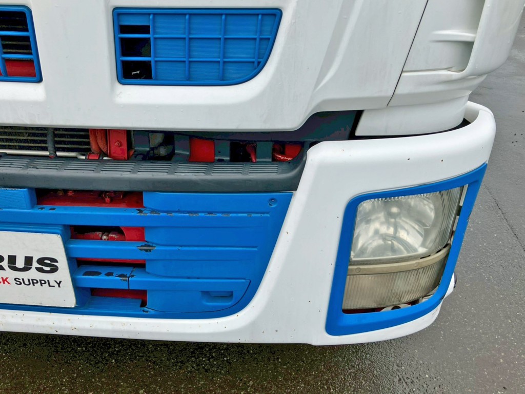 フロントバンパー助手席側に塗装剝がれがあります。|いすゞ ギガ LKG-CYJ77Aの写真46