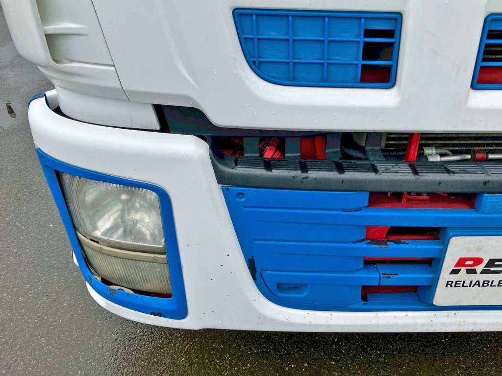 フロントバンパー運転席側に塗装剝がれがあります。|いすゞ ギガ LKG-CYJ77Aの写真47