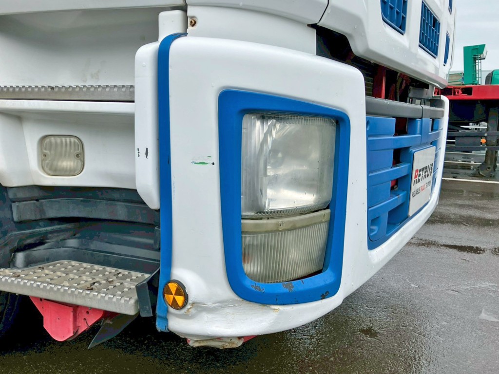 フロントバンパー運転席側にキズ・ヘコミがあります。|いすゞ ギガ LKG-CYJ77Aの写真48