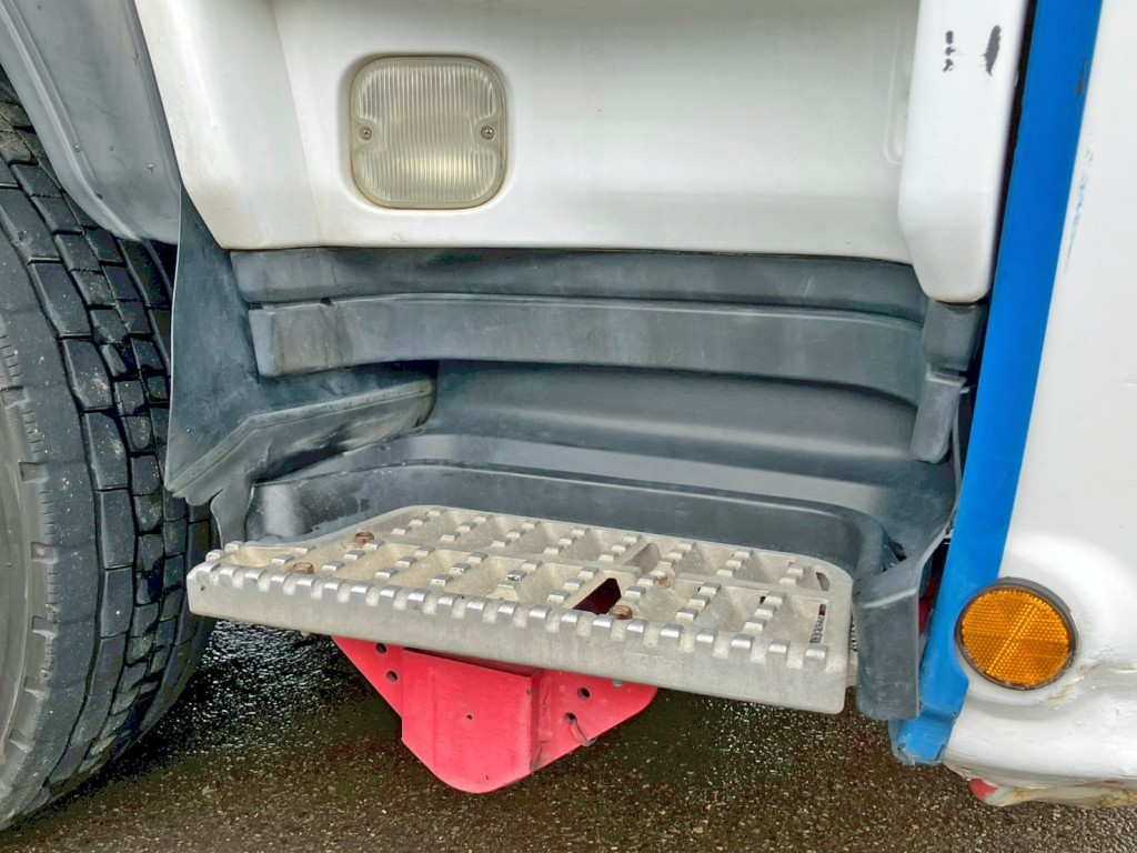 運転席側ステップカバーに歪みがあります。|いすゞ ギガ LKG-CYJ77Aの写真49