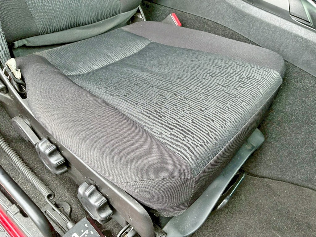 運転席座面にヘタリがあります。|三菱 スーパーグレート 2PG-FS84VZの写真8