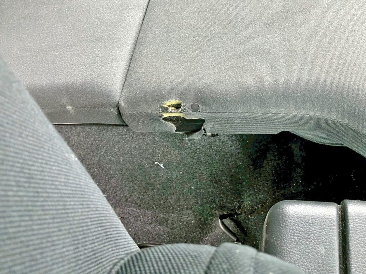 ベッド運転席側に破れがあります。|日野 プロフィア QPG-SH1EDDGの写真11