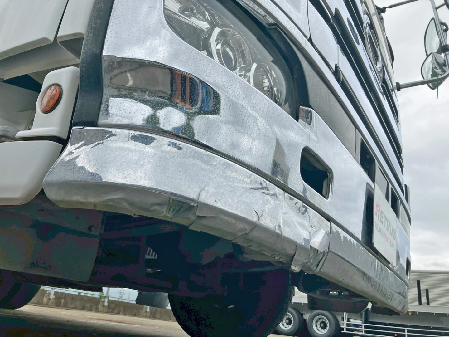 フロントバンパー下部にメッキ剥がれがあります。(運転席側)|日野 プロフィア QPG-SH1EDDGの写真30
