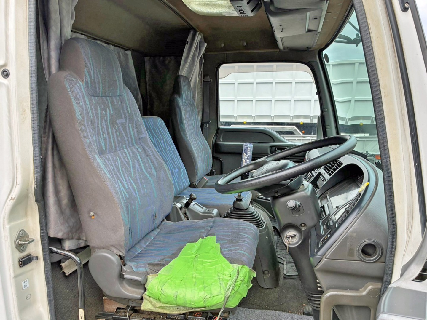 乗車定員は3名です。|いすゞ フォワード PJ-FVZ34L4の写真9