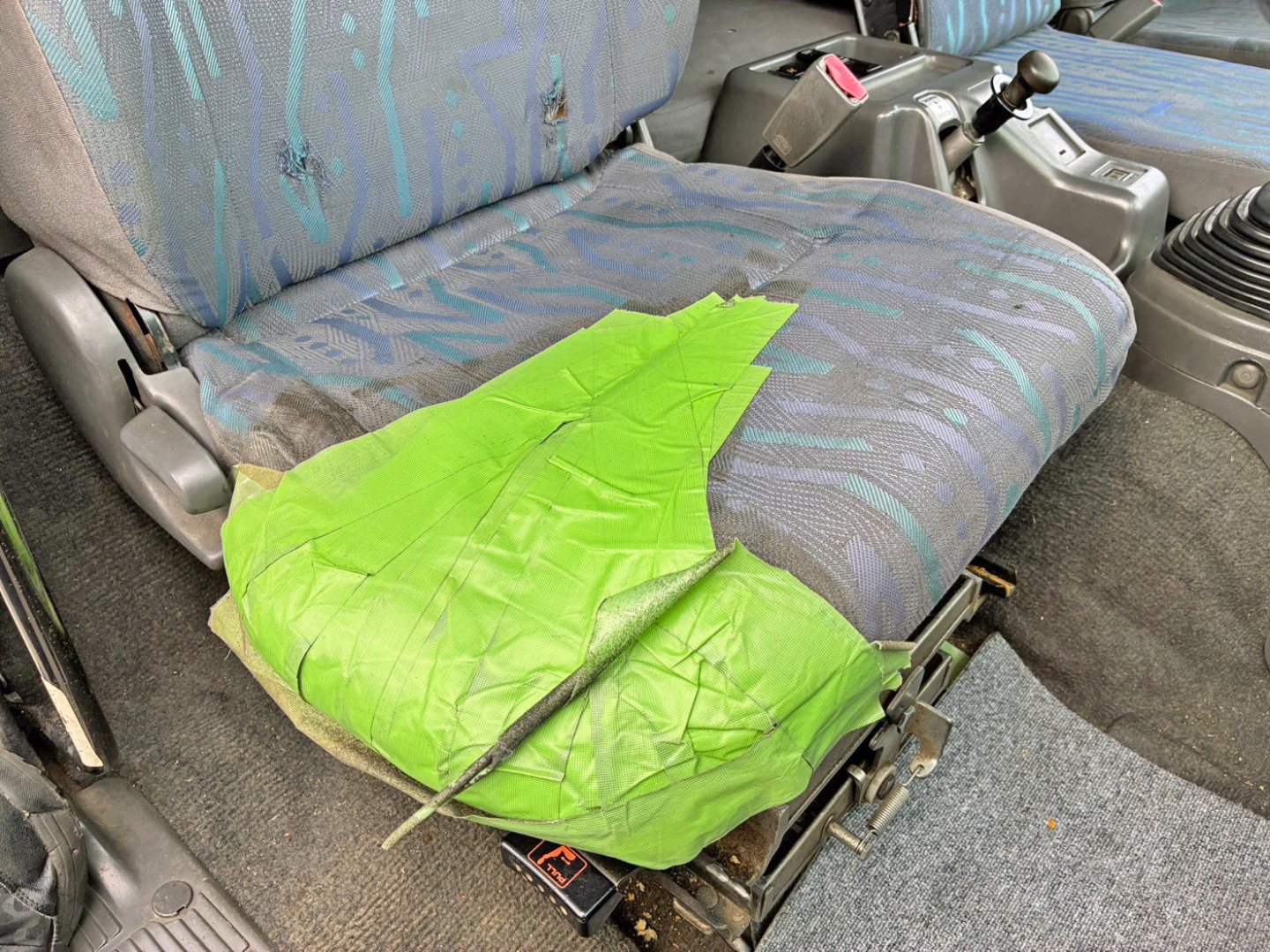 運転席座面にヘタリ・破れがあります。|いすゞ フォワード PJ-FVZ34L4の写真10