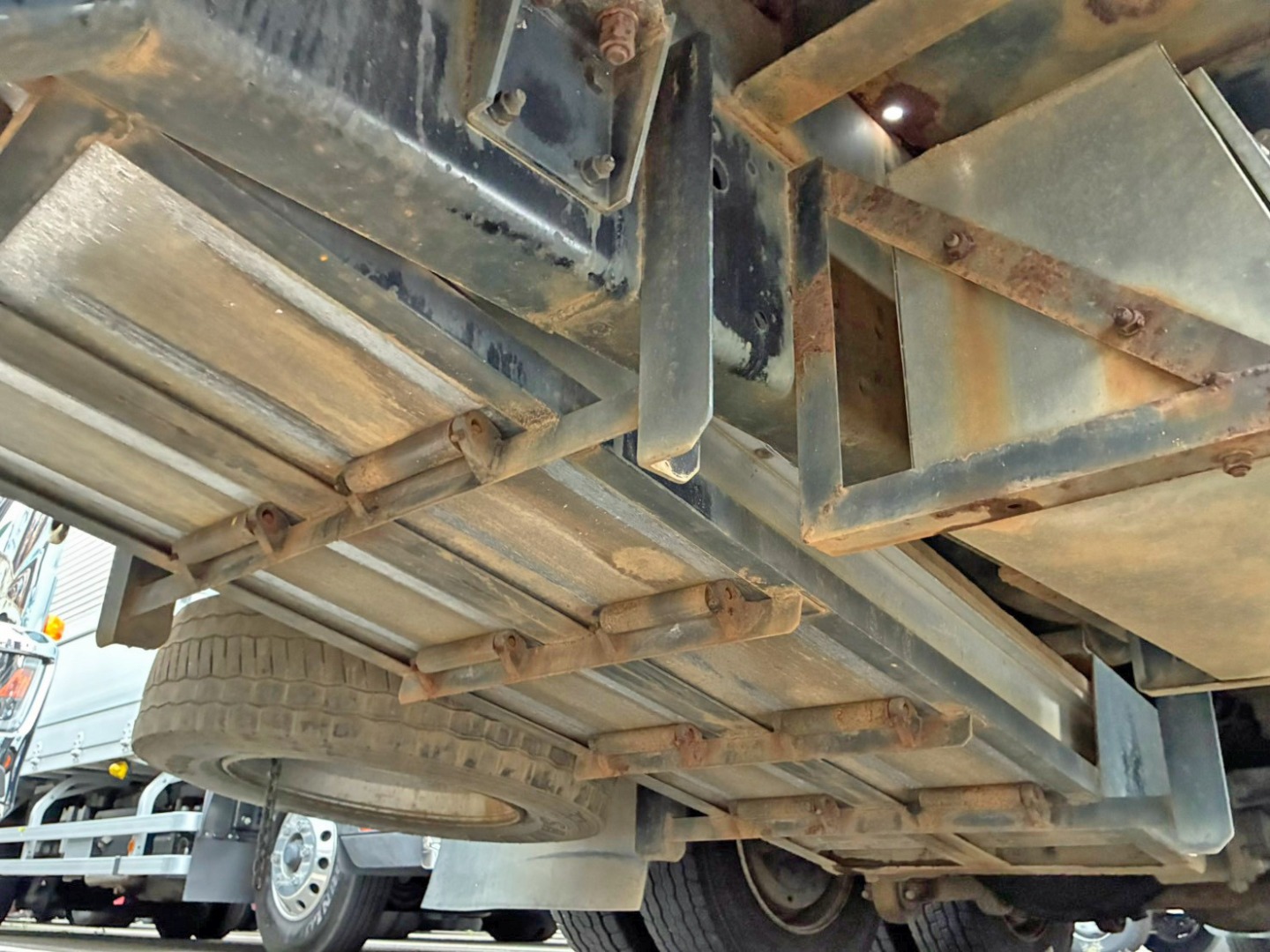 下回りの状態です。(後方)|いすゞ フォワード PJ-FVZ34L4の写真16
