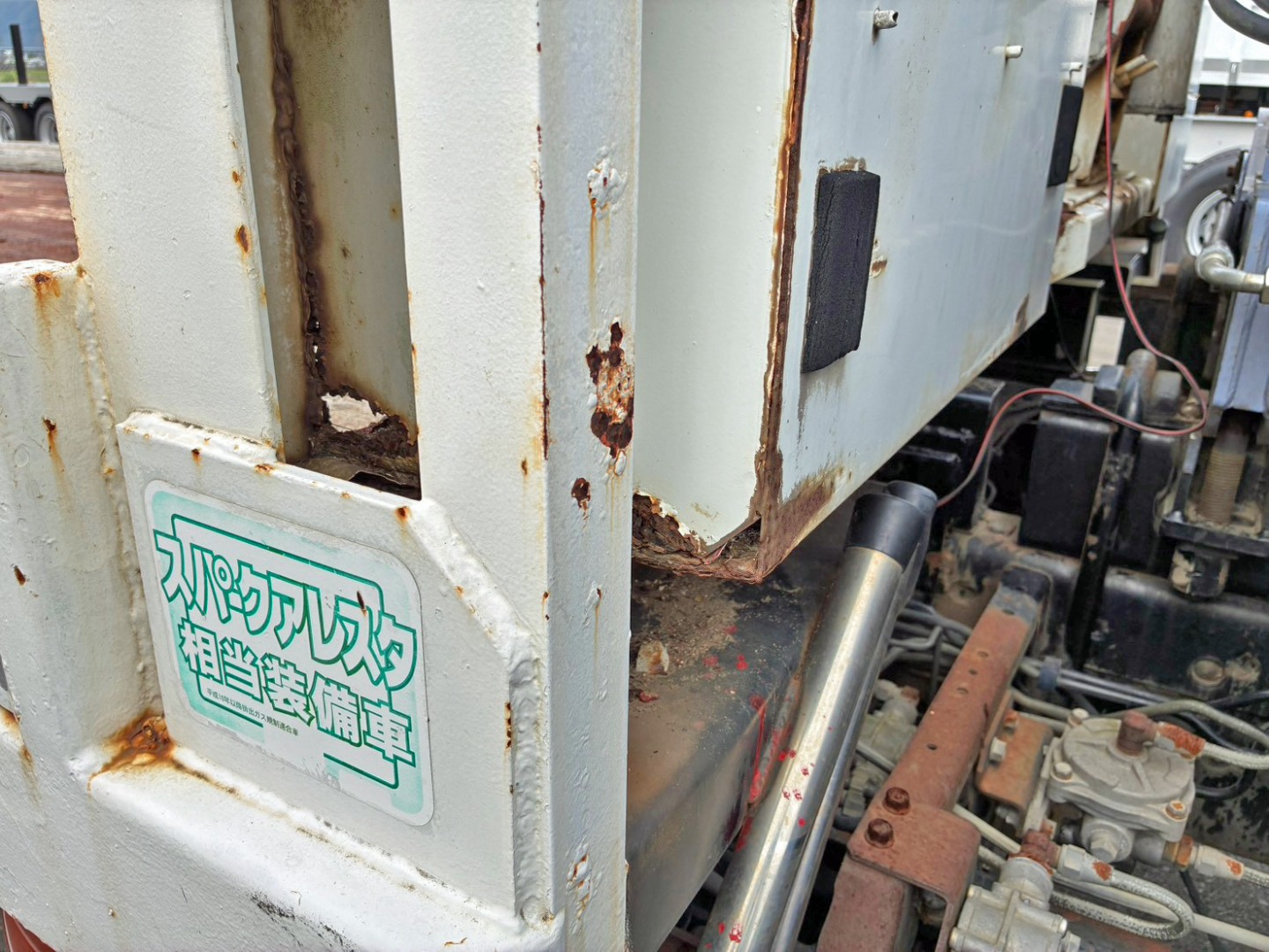プロテクター運転席側物入れ下部に腐食・穴あきがあります。|いすゞ フォワード PJ-FVZ34L4の写真20