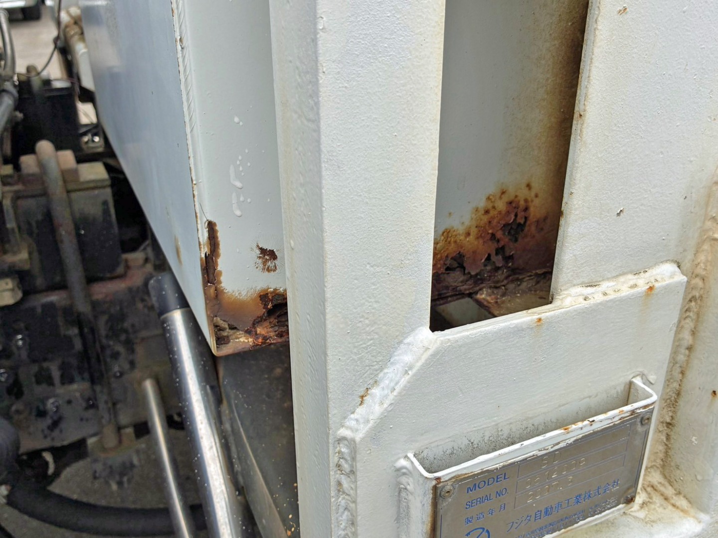 プロテクター助手席側物入れ下部に腐食・穴あきがあります。|いすゞ フォワード PJ-FVZ34L4の写真21