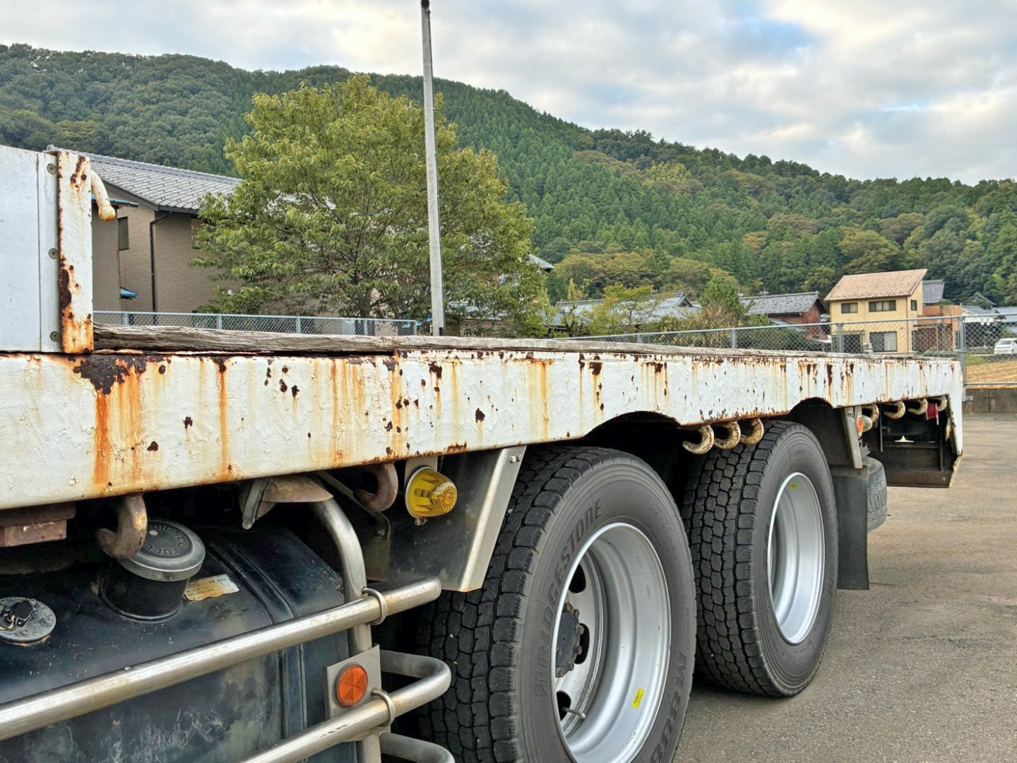 助手席側サイドレールにキズ・サビがあります。|いすゞ フォワード PJ-FVZ34L4の写真30