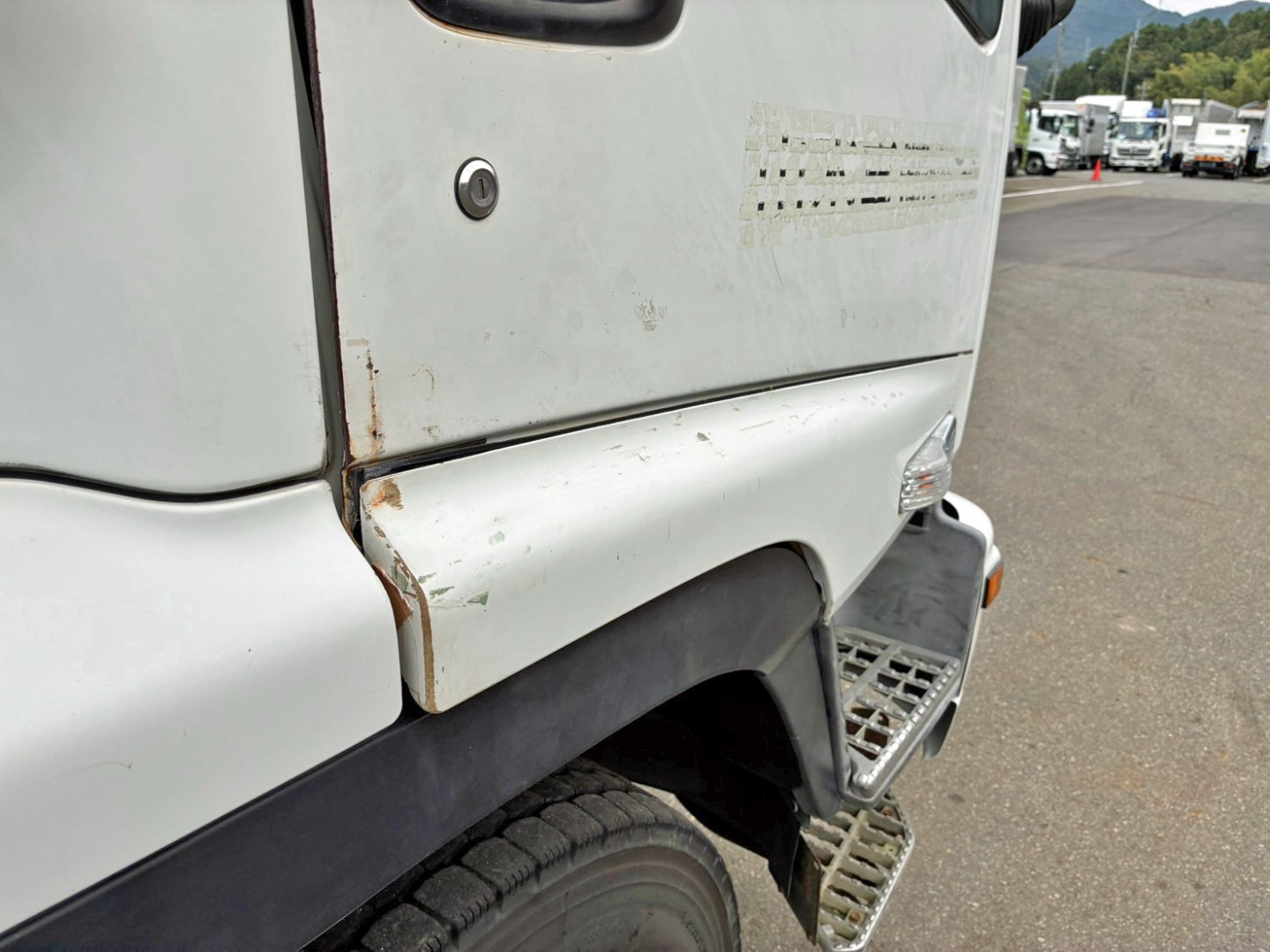 運転席側ドアガーニッシュが外れています。|いすゞ フォワード PJ-FVZ34L4の写真35