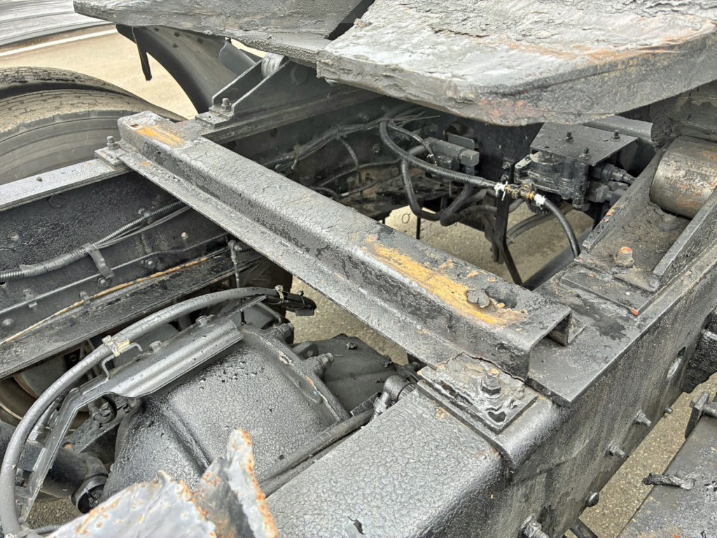 カプラ支えステーにヘコミ・亀裂があります。(運転席側)|ニッサンディーゼル クオン ADG-GK4XLEの写真29