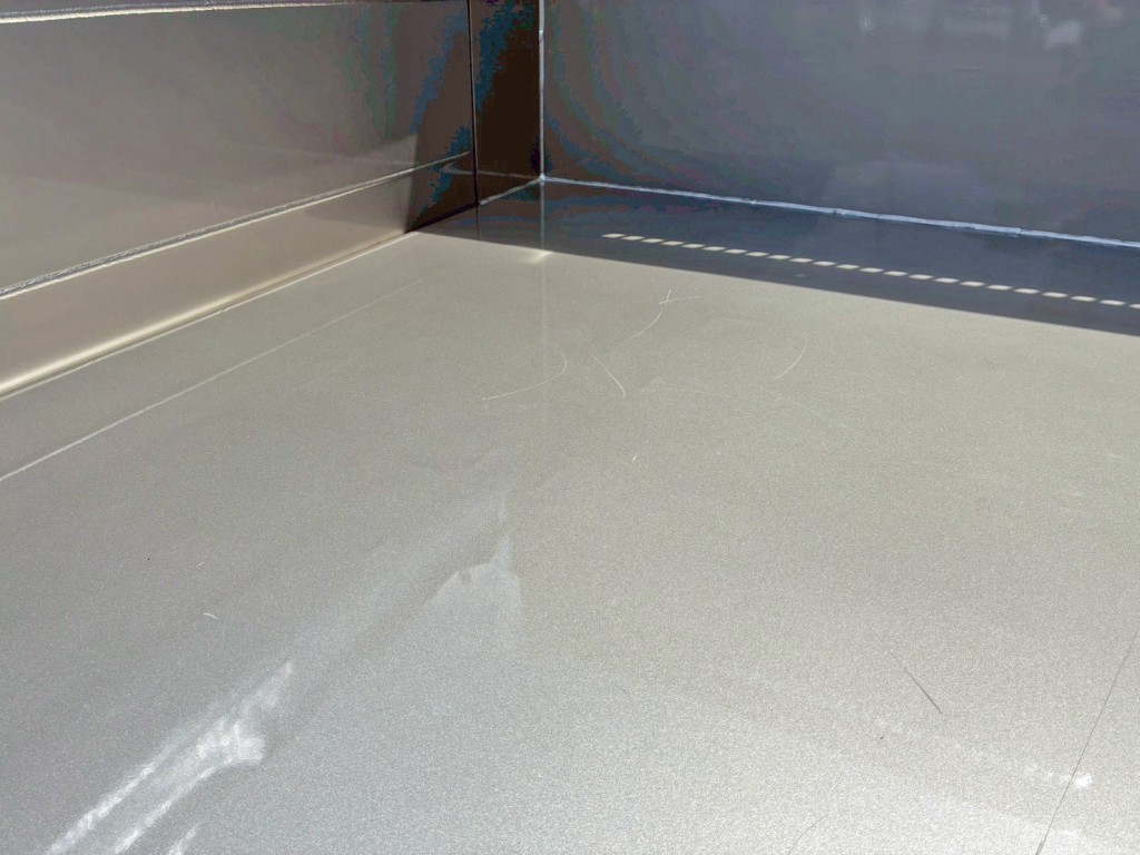 床板前方助手席側にキズがあります。|三菱 キャンター 2RG-FBA60(2WD)の写真10