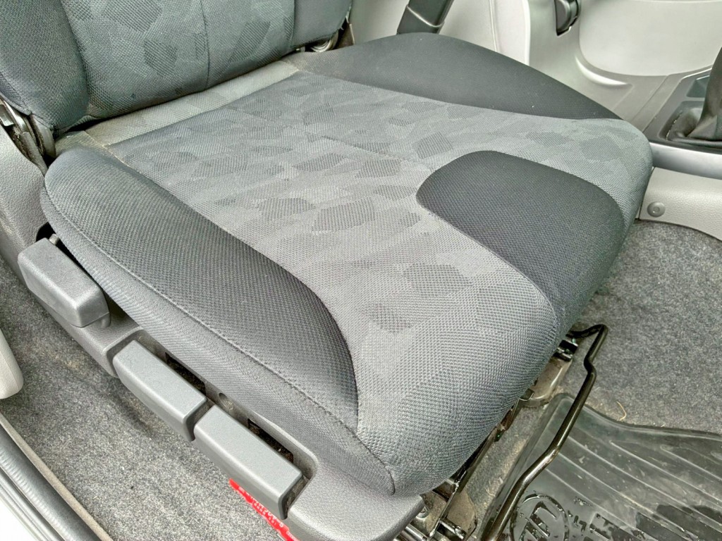 運転席座面にヘタリがあります。|UDトラックス クオン 2PG-CG5CAの写真9