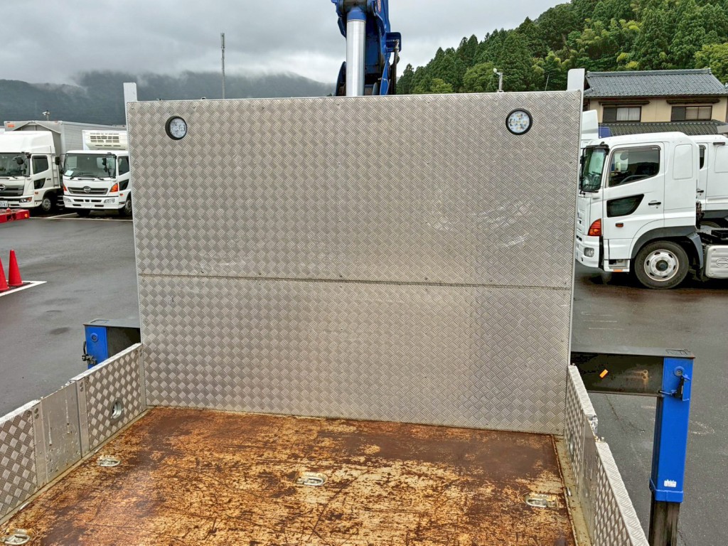 プロテクターに縞板アルミが張られています。|UDトラックス クオン 2PG-CG5CAの写真14