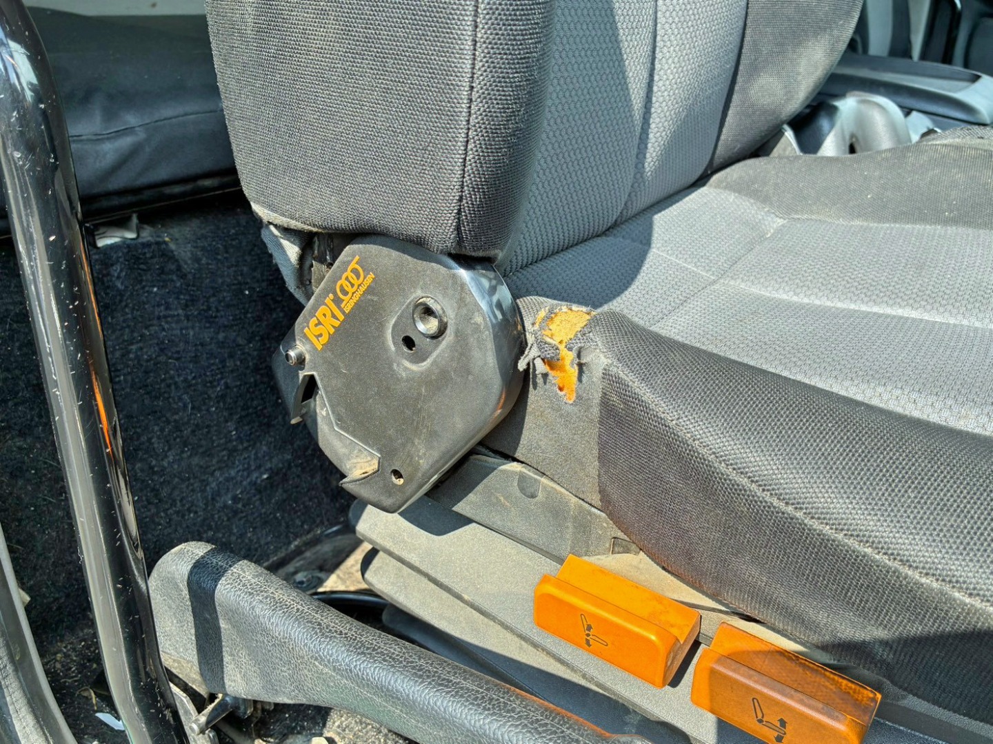 運転席側のリクライニングが作動不良です。|日野 プロフィア QKG-FS1EKAAの写真10