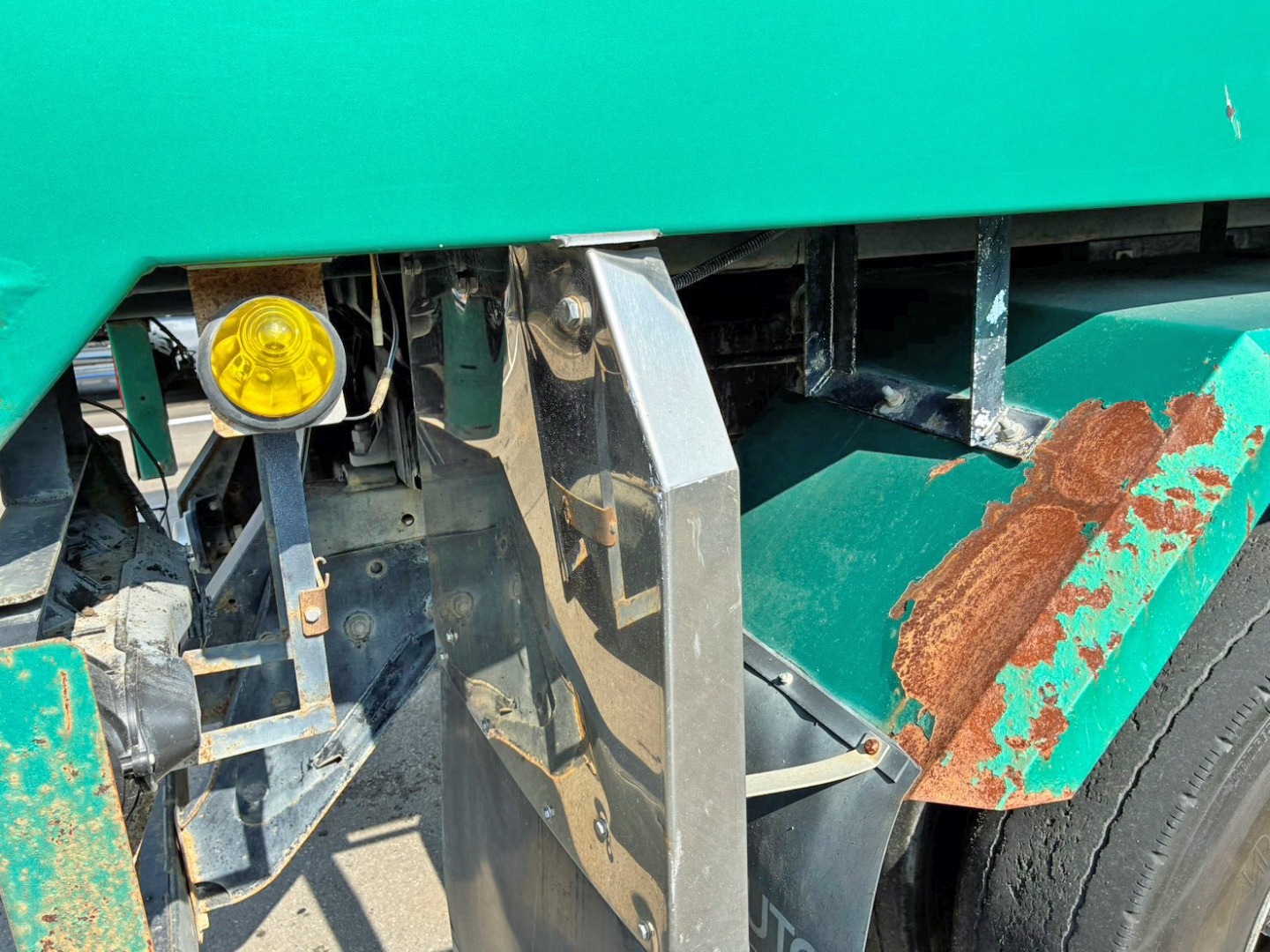 運転席側泥除けステー取付部に少々曲がりがあります。|日野 プロフィア QKG-FS1EKAAの写真34