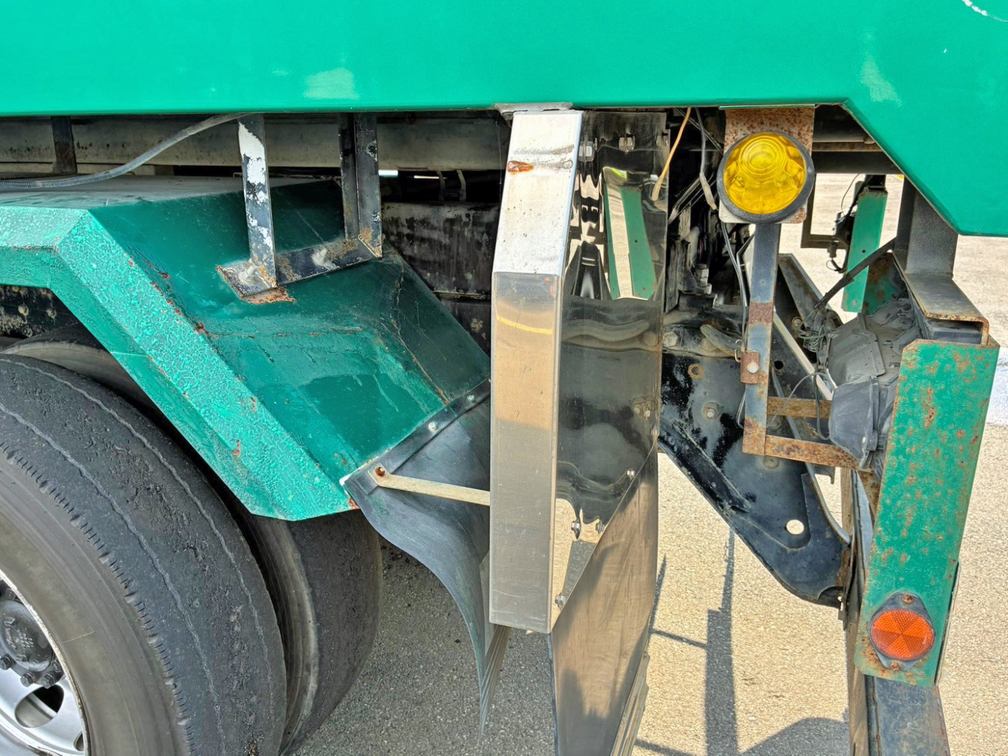 助手席側泥除けステー取付部に少々曲がりがあります。|日野 プロフィア QKG-FS1EKAAの写真35