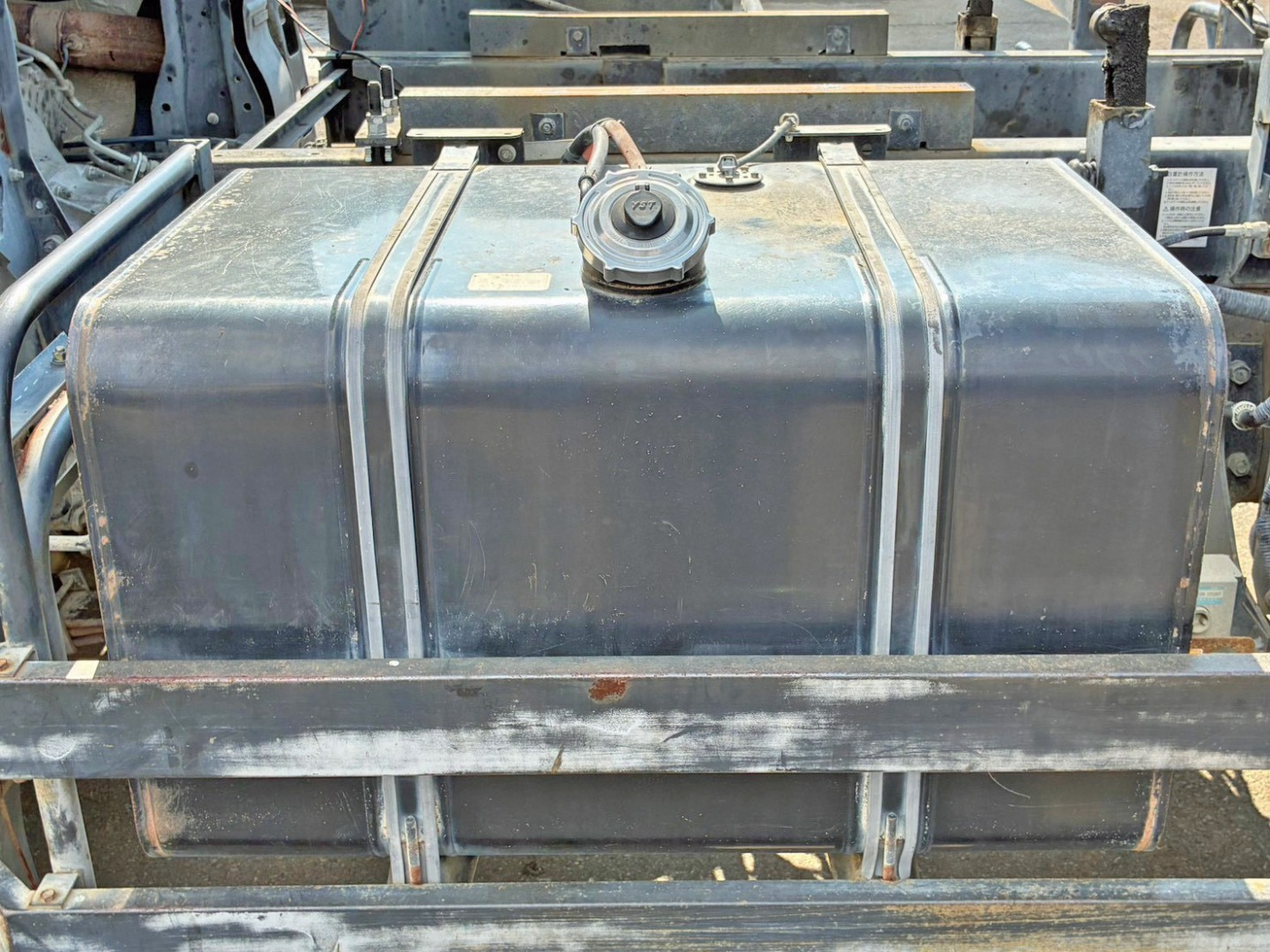 燃料タンクは300Lです。|日野 プロフィア QKG-FS1EKAAの写真40