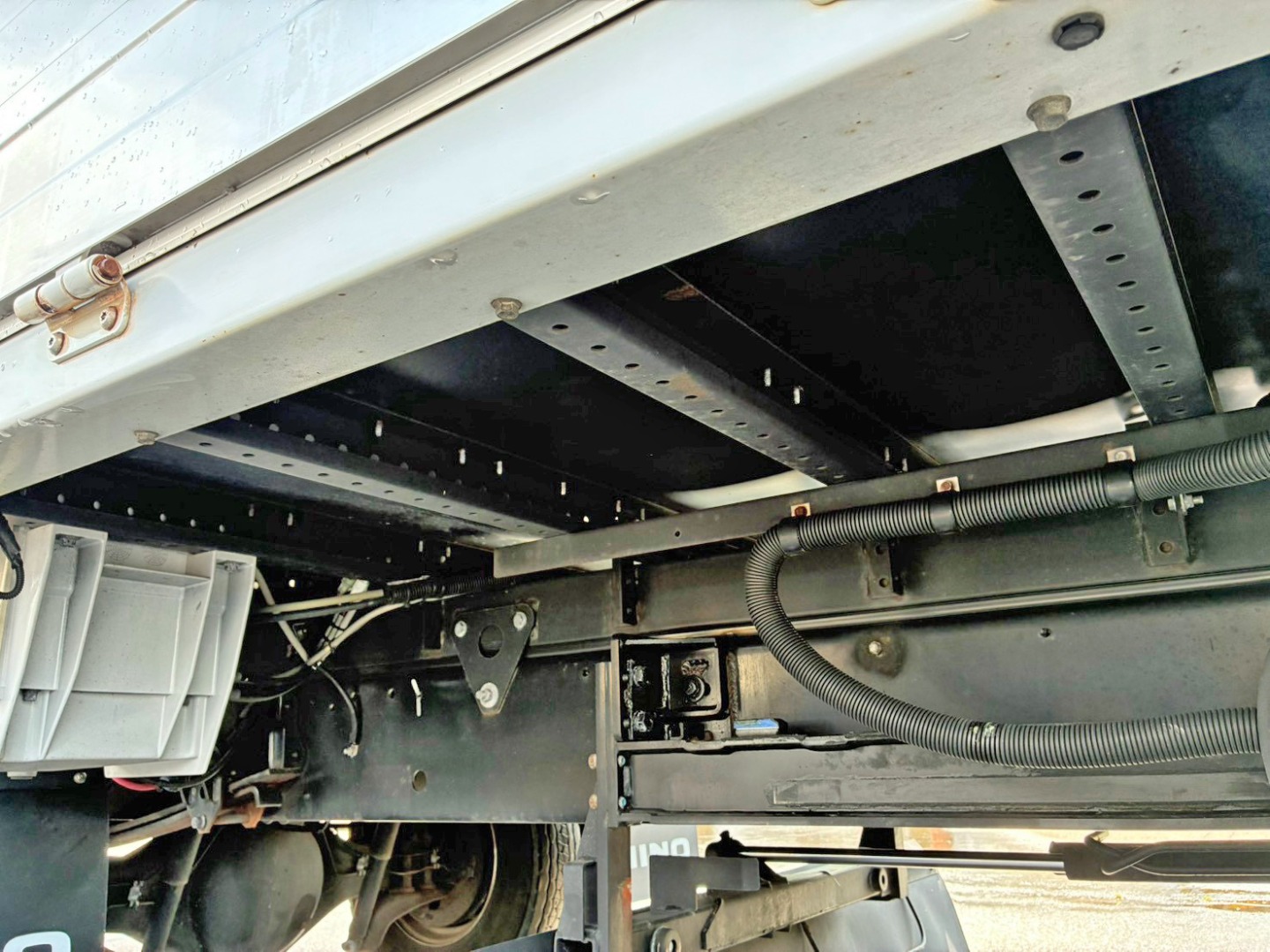 シャーシとネタの状態です。(縦ネタ・横ネタは鉄製です)|日野 レンジャー 2KG-FD2ABA(2WD)の写真6
