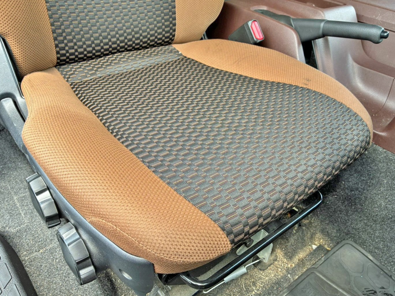 運転席座面にヘタリがあります。|日野 レンジャー 2KG-FD2ABA(2WD)の写真8