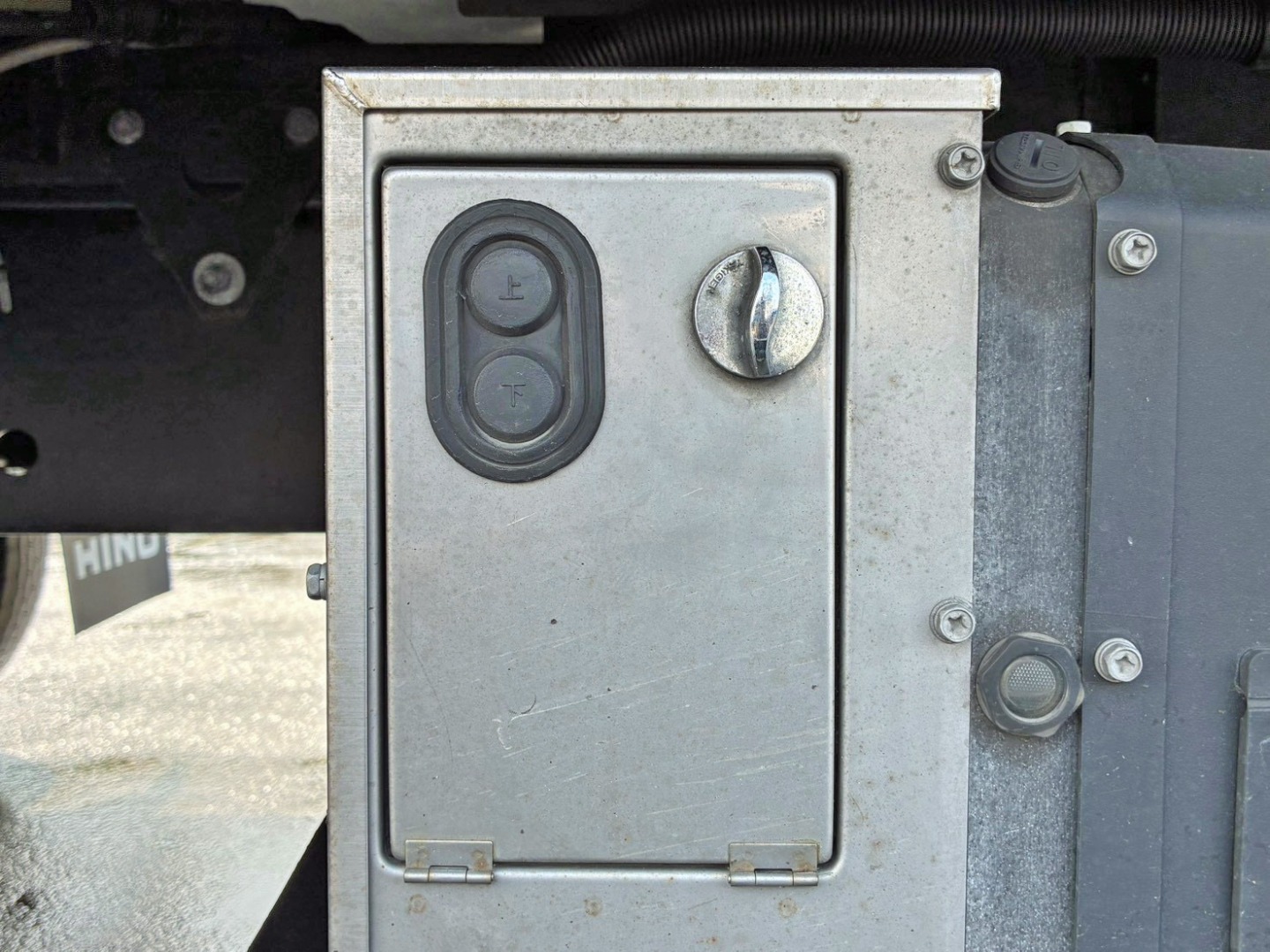 ゲートの昇降スイッチです。|日野 レンジャー 2KG-FD2ABA(2WD)の写真21