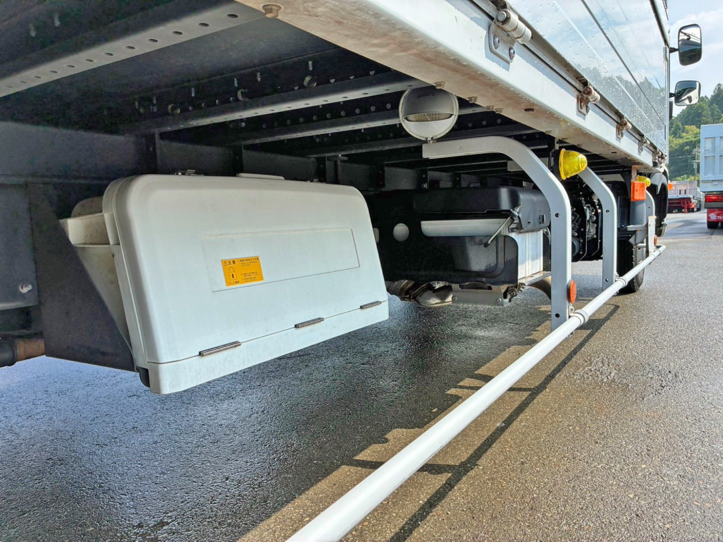 ボディー運転席側中央部に工具箱が付いています。|日野 レンジャー 2KG-FD2ABA(2WD)の写真23