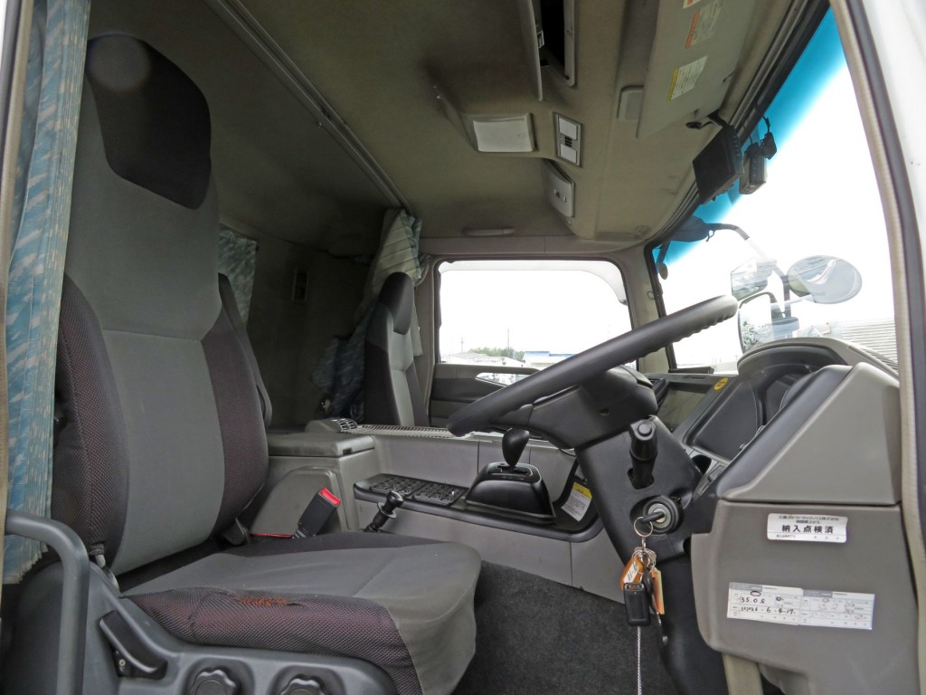 運転席座面にヘタリ・破れがあります。|三菱 スーパーグレート QPG-FS64VZの写真6