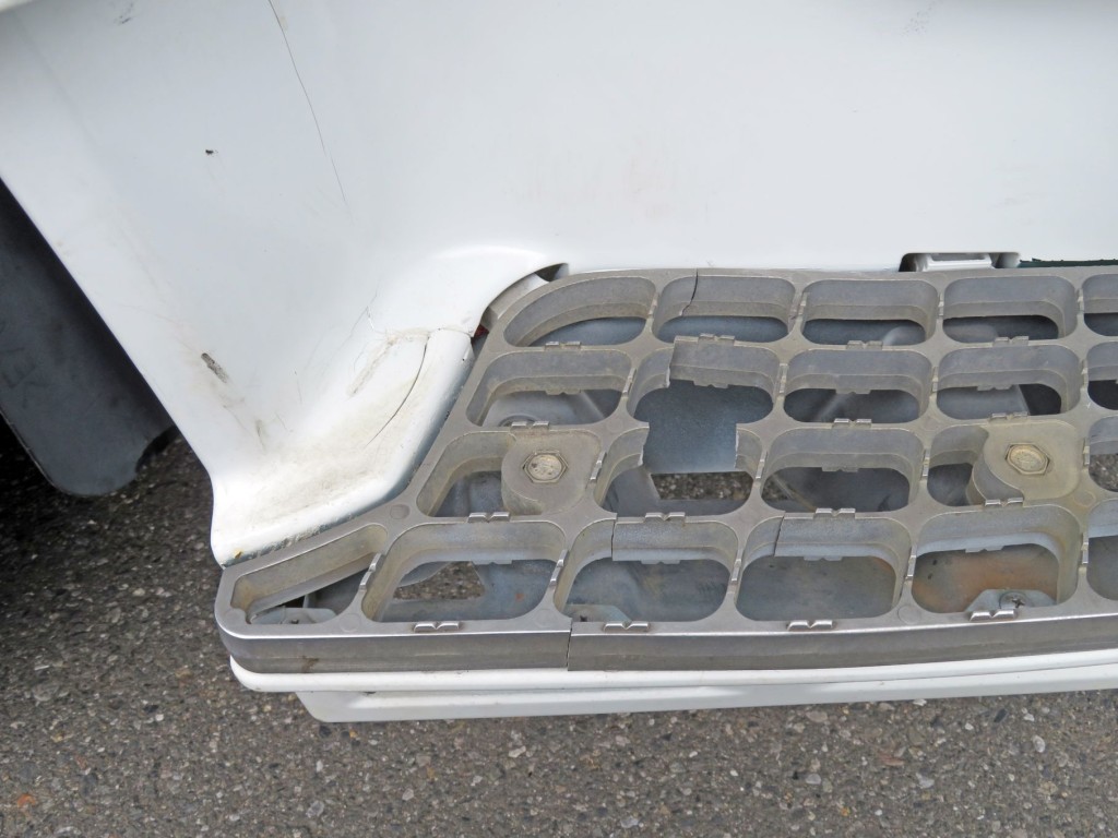 運転席側ステップに割れがあります。(ステップ周りのカバーにも割れがあります)|三菱 スーパーグレート QPG-FS64VZの写真25